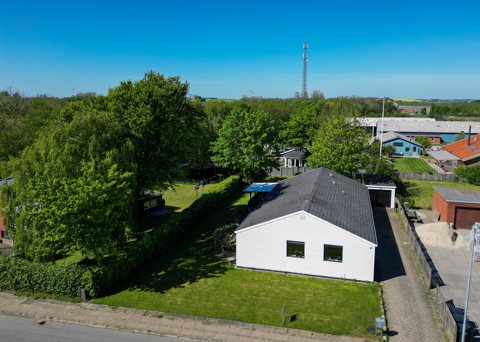 Et-plans villa centralt i Snedsted
