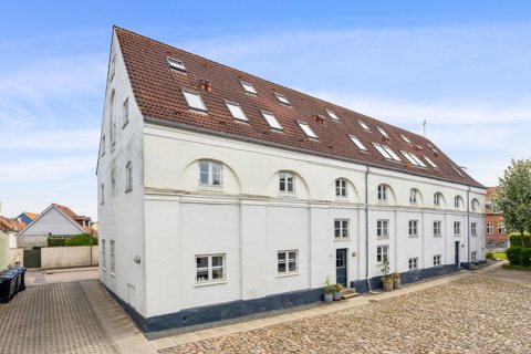 STILREN OG CHARMERENDE LEJLIGHED I FLERE PLAN MIDT I SLAGELSE