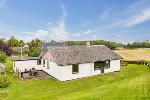 ET-PLANS VILLA MED NATURSKØN BELIGGENHED