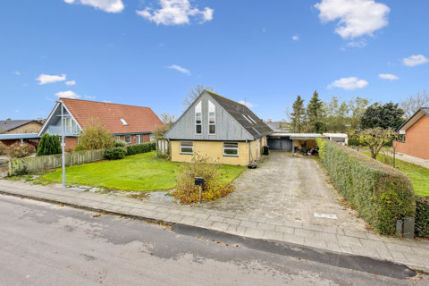 Rummelig og velholdt familievilla i hyggelige Isenvad