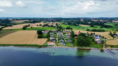 SKØNT SOMMERHUS MED FANTASTISK UDSIGT!
