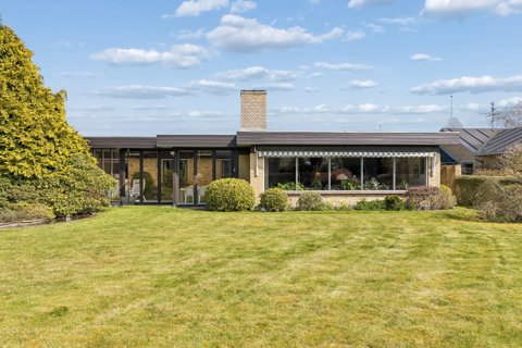 ARKITEKTONISK VILLA MED SKØN BELIGGENHED!
