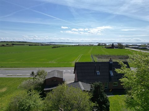 Mulighedsrig villa med fjordudsigt i den attraktive Østby