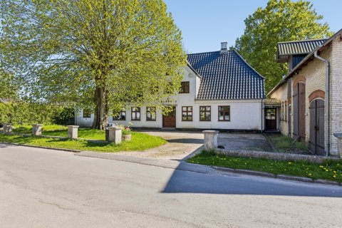 CHARMERENDE EJENDOM MED SJÆL, PLADS OG MANGE MULIGHEDER!