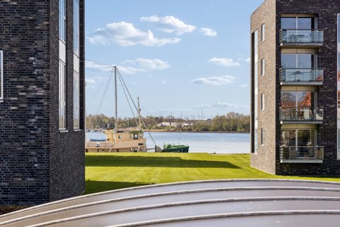 Moderniseret villa med udsigt til vand!