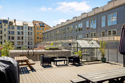 FLOT OG SPÆNDENDE FLERPLANS EJERLEJLIGHED MED EGEN STOR TAGTERRASSE