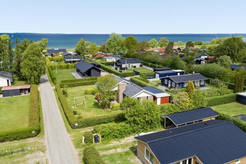 SKØNT, VEDLIGEHOLDT OG GEDIGENT SOMMERHUS!