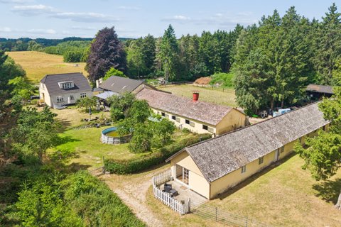 IDYLLISK BELIGGENDE EJENDOM MED TO BOLIGER OG PLADS TIL HESTE