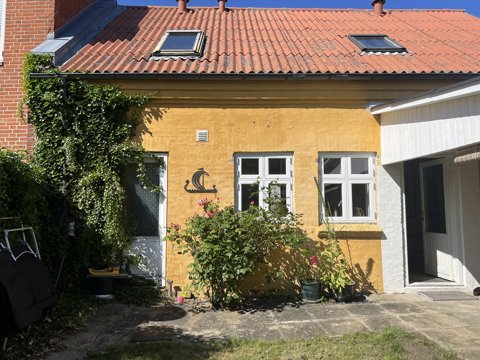 Charmerende byhus med historie – kun 100 meter fra gågaden
