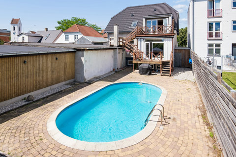 Velholdt villa med pool og mulighed for erhverv