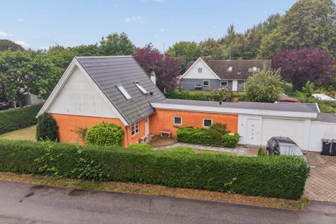 INDFLYTNINGSKLAR OG FAMILIEVENLIG VILLA