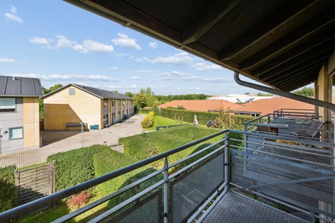 Velindrettet base med solrig altan