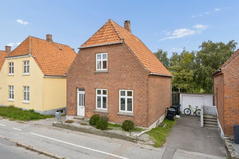 VILLA I TRE PLAN MED GOD PLADS OG GRØNNE OMGIVELSER