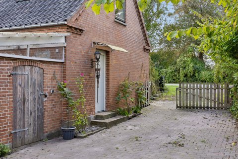 MURSTENSVILLA MED STOR, FRODIG GRUND