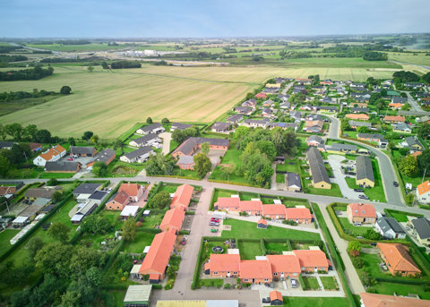 Rigtig eftertragtet andelsbolig i yderst veldrevet og sund andelsboligforening i Hatting !
Tilhørende udestue og brugsret til carport.